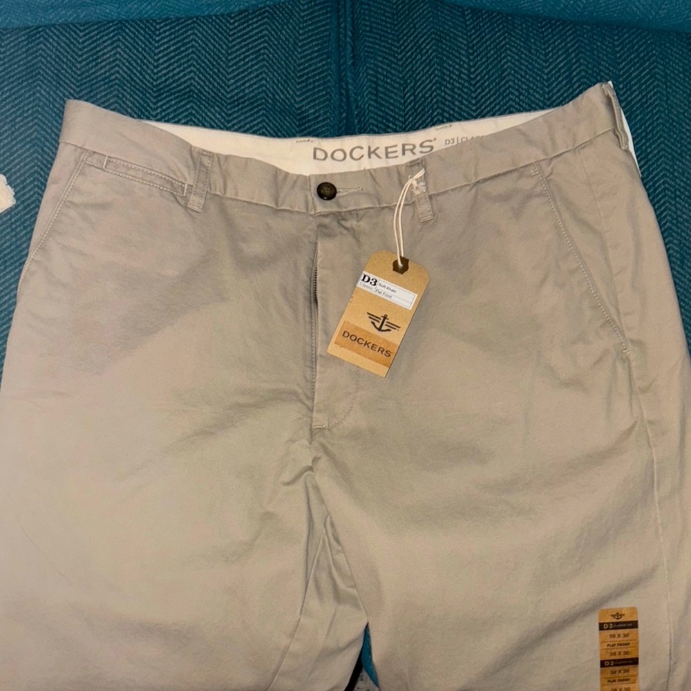 NWT Mens Dockers D3 Classic Fit Soft Khaki with a flat front. Size 38/30